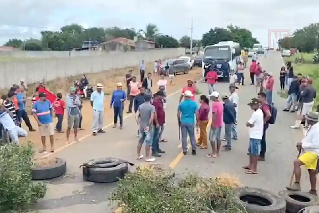 Rodovia estadual SE-230 foi bloqueada por agricultores em protesto contra a falta de energia