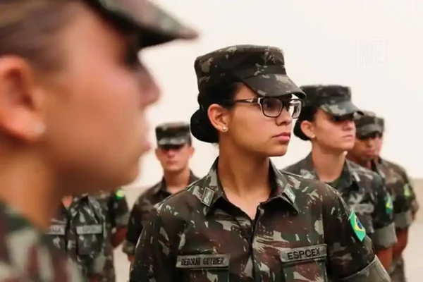 Pela primeira vez na história do Exército Brasileiro, as mulheres poderão se tornar oficiais combatentes e chegar à patente de general e até ao comando do Exército