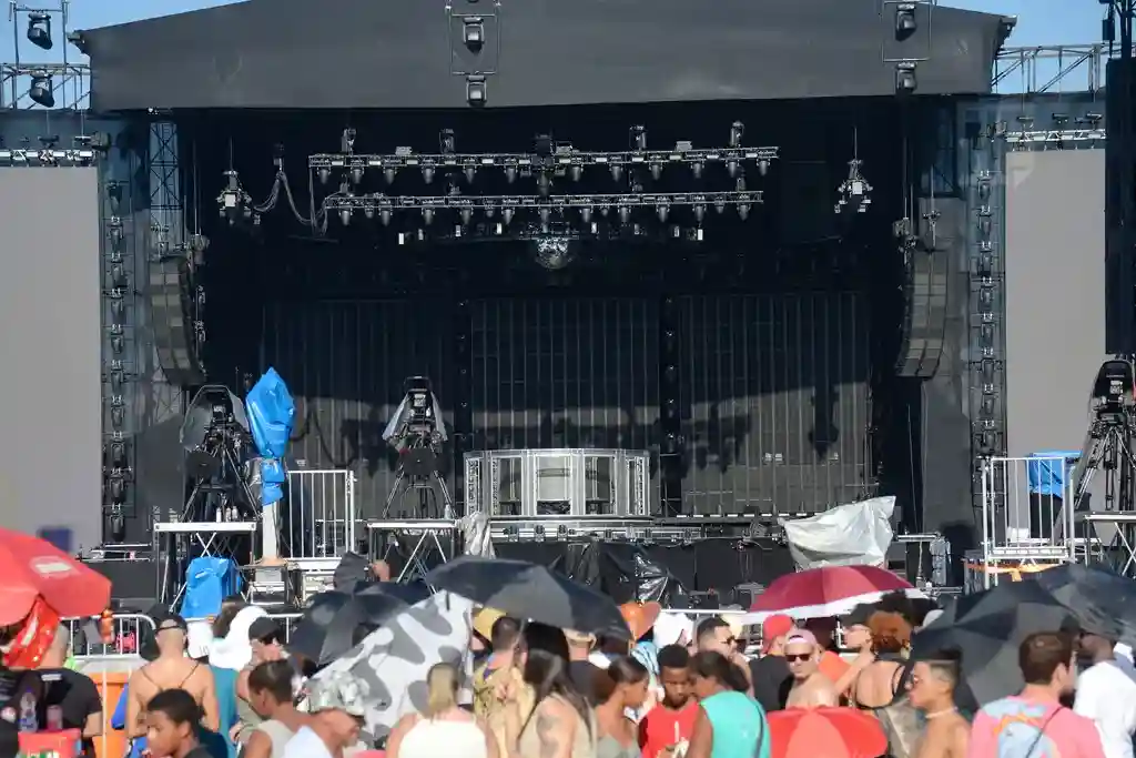 Público em frente ao palco aguarda para show da Madonna  – Rio de Janeiro (RJ), 04/052024 – Foto: Tomaz Silva｜Agência Brasil