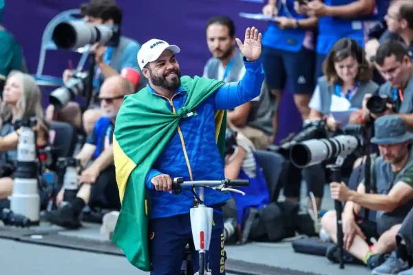 Claudiney Batista comemora medalha de ouro conquistada nos Jogos de Paris