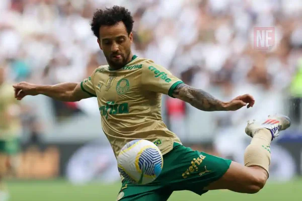 O jogador Felipe Anderson em jogo contra a equipe do Vasco da Gama