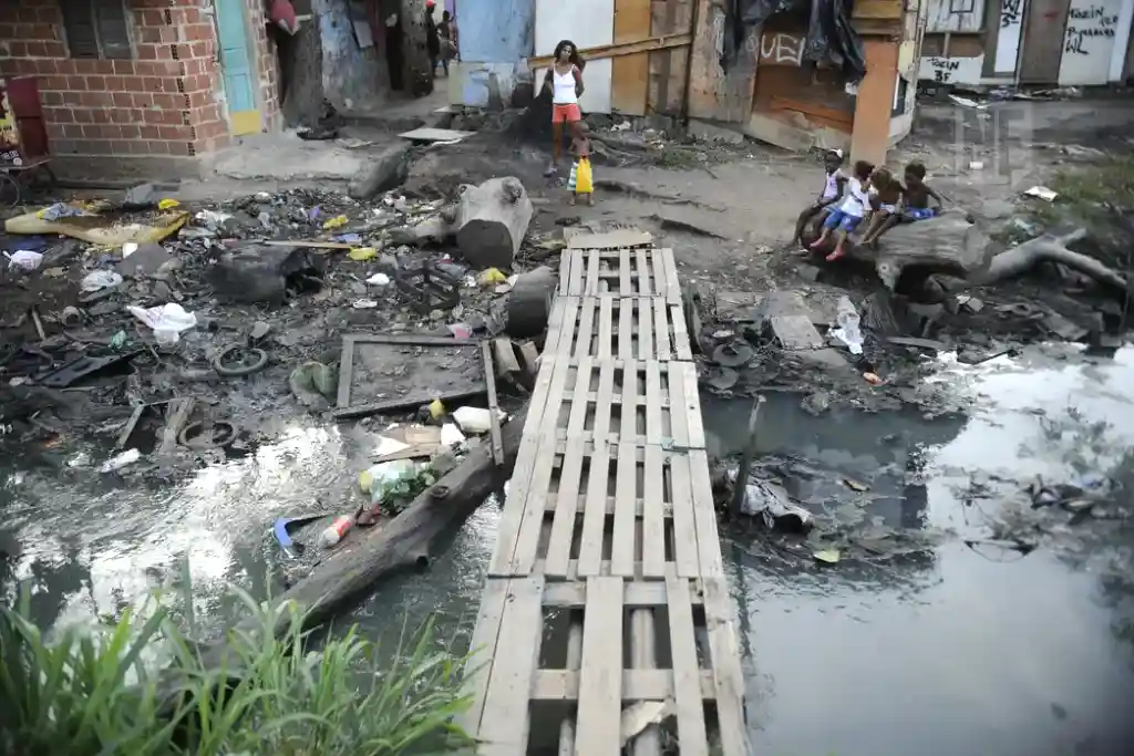 Rio de Janeiro - Moradores do Complexo da Maré vivem expectativa de mudanças sociais. Conjunto de barracos à beira de um canal conhecido como favelinha da Mc Laren – Foto: Fernando Frazão ｜Agência Brasil