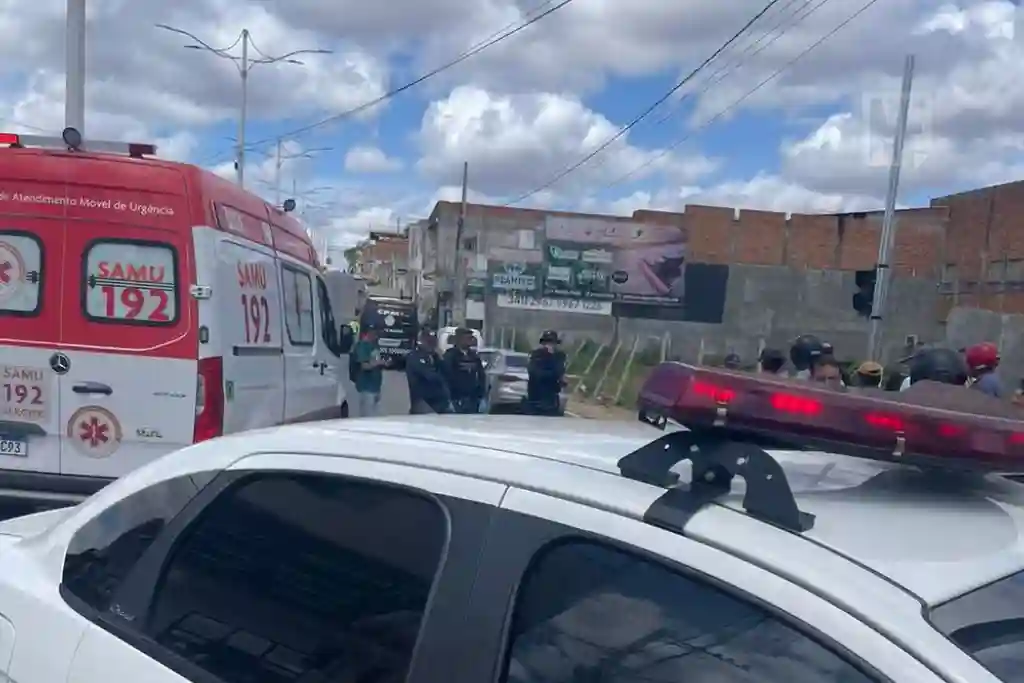 Acidente fatal entre ônibus da PM e moto deixa uma morta no sertão sergipano