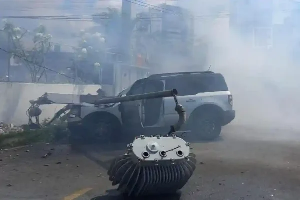 Carro atinge poste e deixa 2 feridos em Aracaju