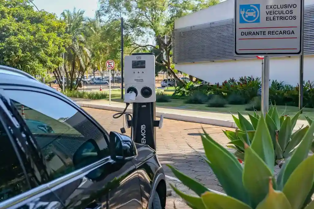 Carro elétrico sendo carregado em ponto de recarga em Brasília