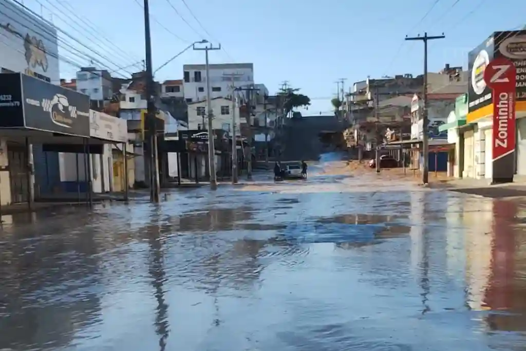 Rompimento de tubulação da Deso abre cratera no centro de Aracaju