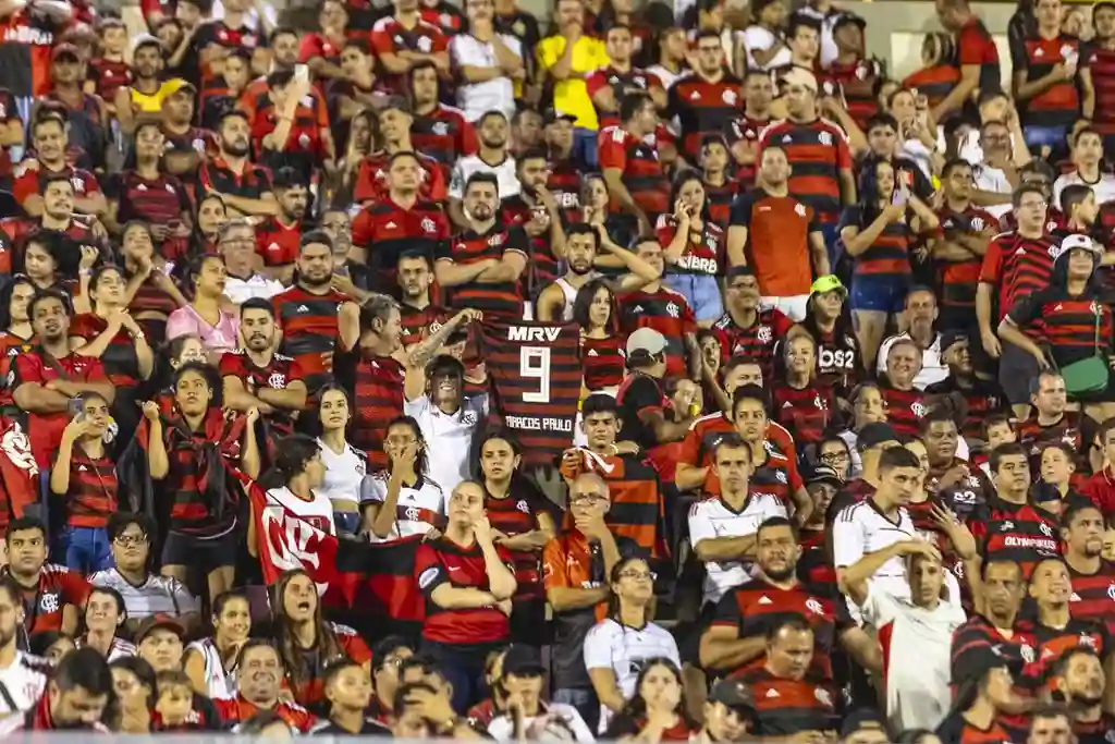 Torcedores na arquibancada para Bangu x Flamengo, em Aracaju, pelo Carioca 2024