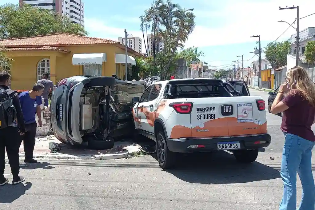 Carro da Defesa Civil de Sergipe se envolve em acidente no Bairro São José, em Aracaju