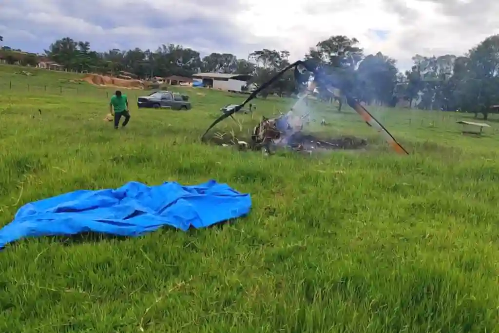 Helicóptero cai em fazenda e deixa três mortos no Sul de Minas