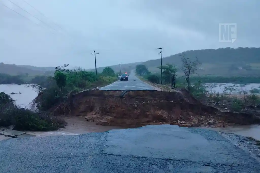 CHUVAS: Trecho de rodovia forma cratera e veículos são arrastados; família levada pelas águas