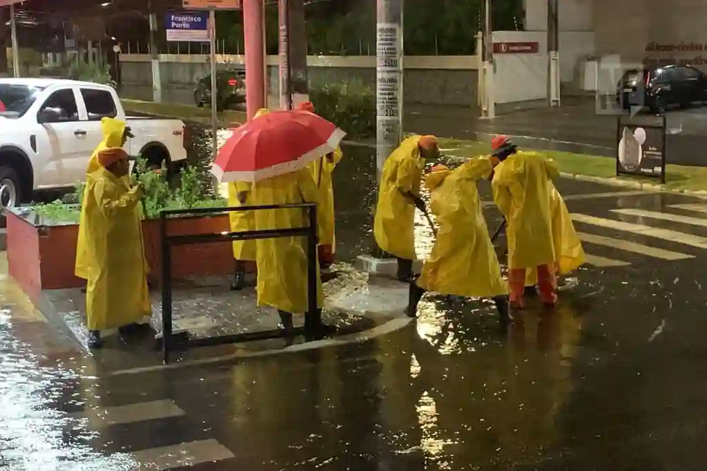 Chuvas em Aracaju: força-tarefa para atender emergências