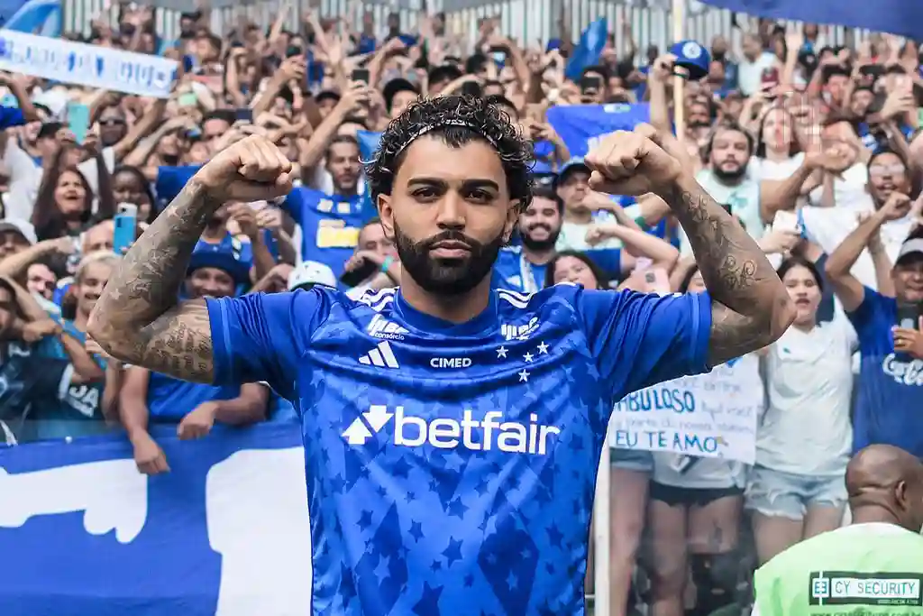 Gabigol é apresentado pelo Cruzeiro em um Mineirão lotado