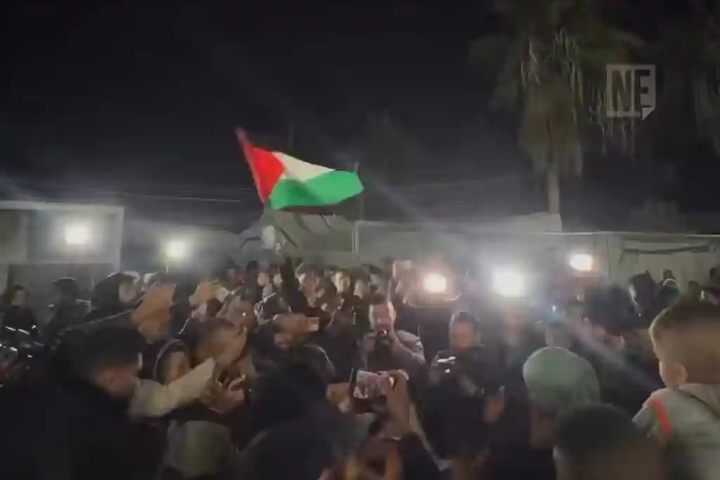 Palestinos comemorando antes do anúncio do acordo de cessar-fogo em Gaza