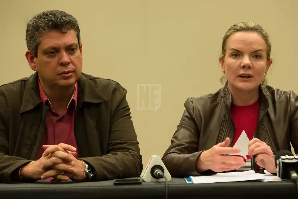 Márcio Macêdo e Gleisi Hoffmann em entrevista coletiva