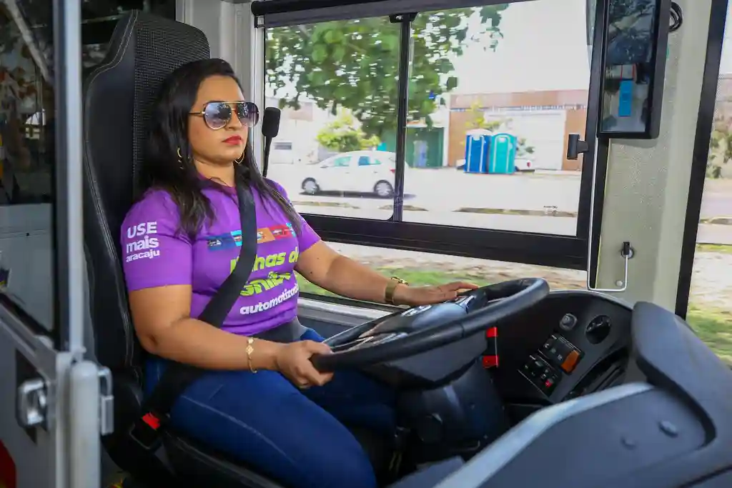 Juliene Lima, primeira mulher a dirigir um ônibus 100% elétrico em Aracaju