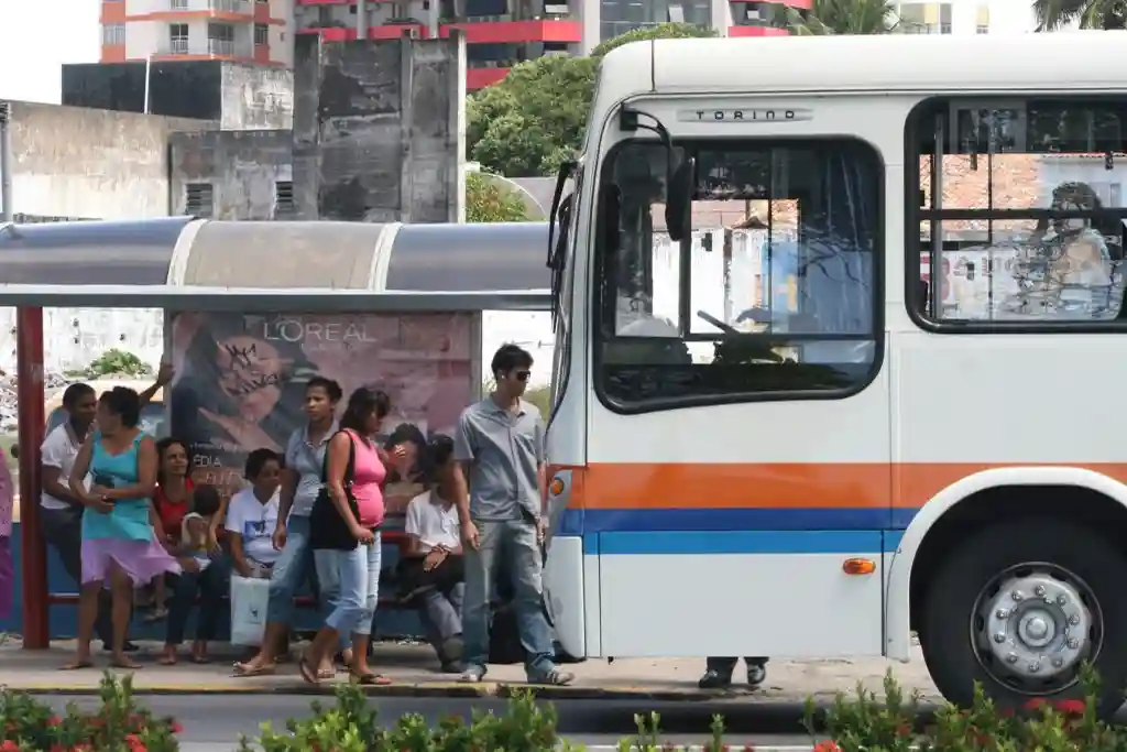 Ônibus da Viação Progresso em ponto de ônibus de Aracaju