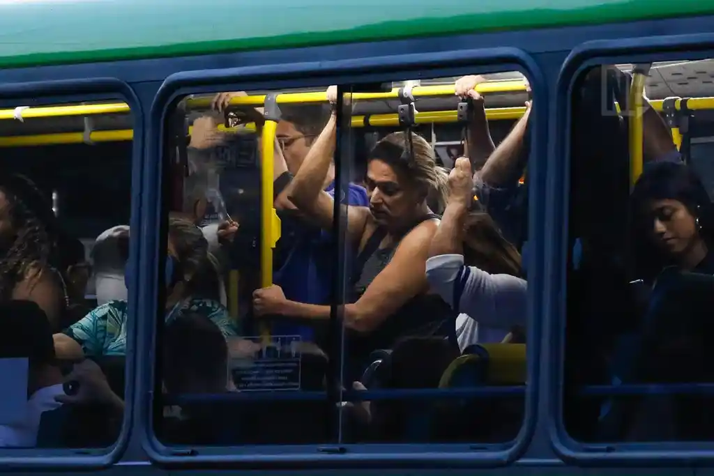 Ônibus lotado gera sofrimento dos passageiros do transporte público no Brasil