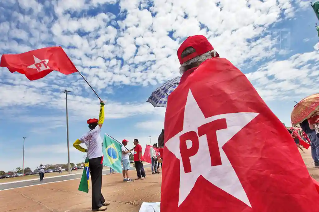 Militante com bandeira do PT