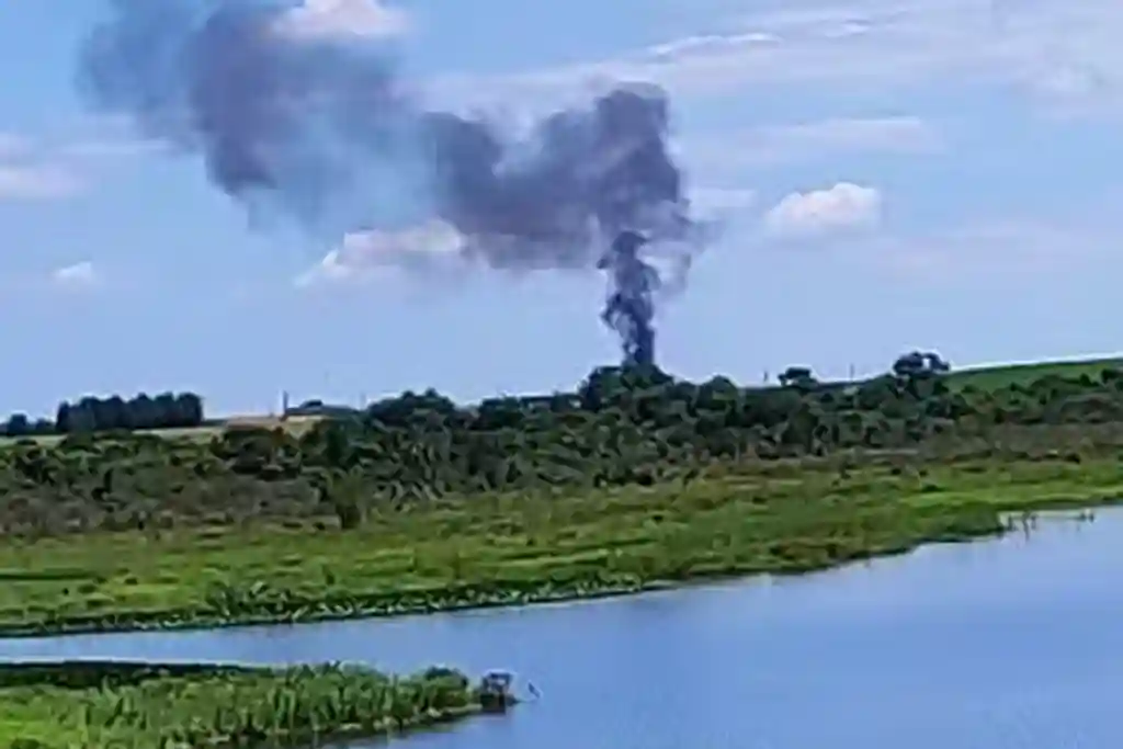 Duas pessoas morrem após queda de aeronave em canavial na cidade de Quadra, São Paulo