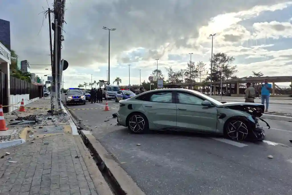 Ciclista é arremessado após ser atingido por carro na Avenida Beira Mar, em Aracaju