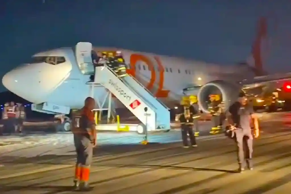 Avião colide com carro em pista do Aeroporto do Galeão, no Rio