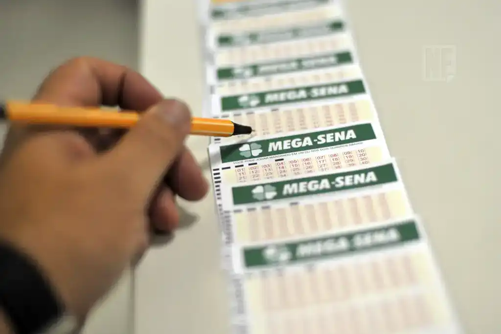 Apostador jogando nas cartelas da Mega-Sena