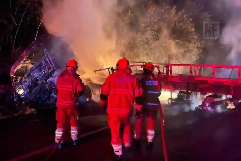 Incêndio destrói carreta na SE-290; motorista foi levado ao hospital