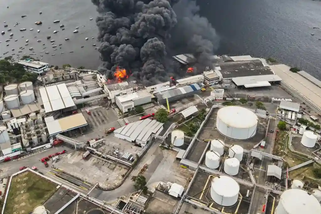 Incêndio atinge fábrica de óleo no Rio de Janeiro - 08/02/2025