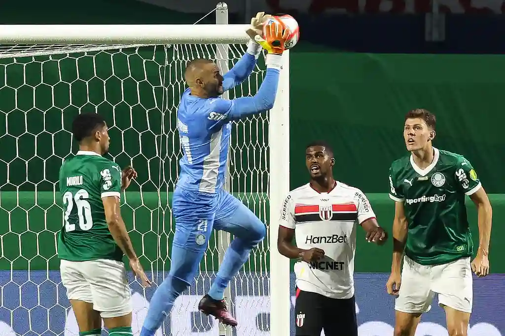 O goleiro Weverton, da SE Palmeiras, em jogo contra a equipe do Botafogo FC - 20/02/2025