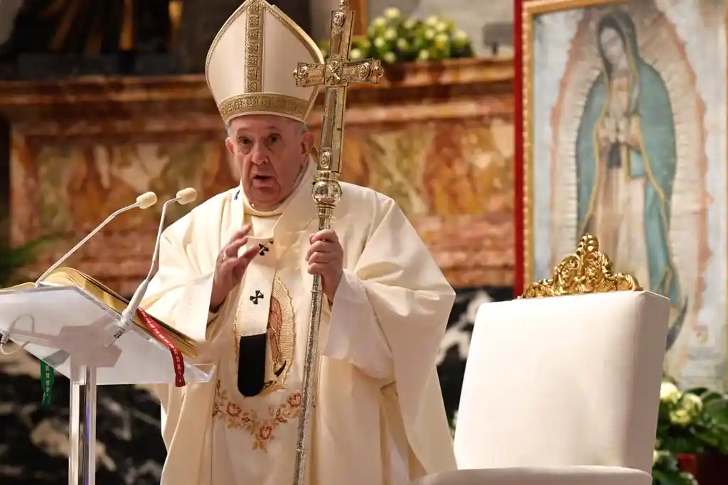 Papa Francisco durante oração