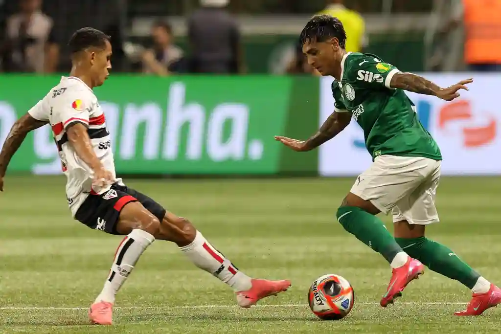 O jogador Facundo Torres, da SE Palmeiras, disputa bola com o jogador do São Paulo FC, durante partida válida pela fase de grupos, do Campeonato Paulista, Série A1, na arena Allianz Parque – 16/02/2025.