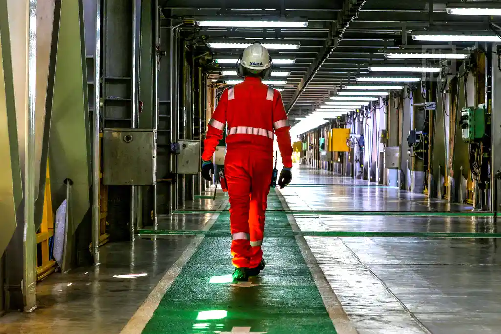 Profissional caminha no navio-plataforma P-71, instalado no campo de Itapu, no pré-sal da Bacia de Santos, a 200 km da costa do Rio de Janeiro, em 28/09/2023