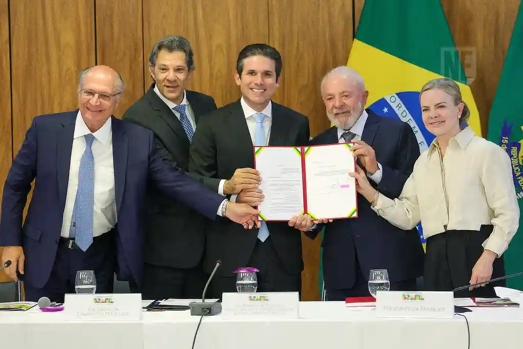 O vice-presidente Geraldo Alckmin, o ministro da Fazenda, Fernando Haddad, o presidente da Câmara dos Deputados, Hugo Motta, o presidente Luiz Inácio Lula da Silva e a ministra de Relações Institucionais, Gleisi Hoffmann, durante assinatura do Projeto de Lei que prevê Isenção de Imposto de Renda (IR) para pessoas que recebem até R$ 5 mil por mês – Brasília (DF) 18/03/2025