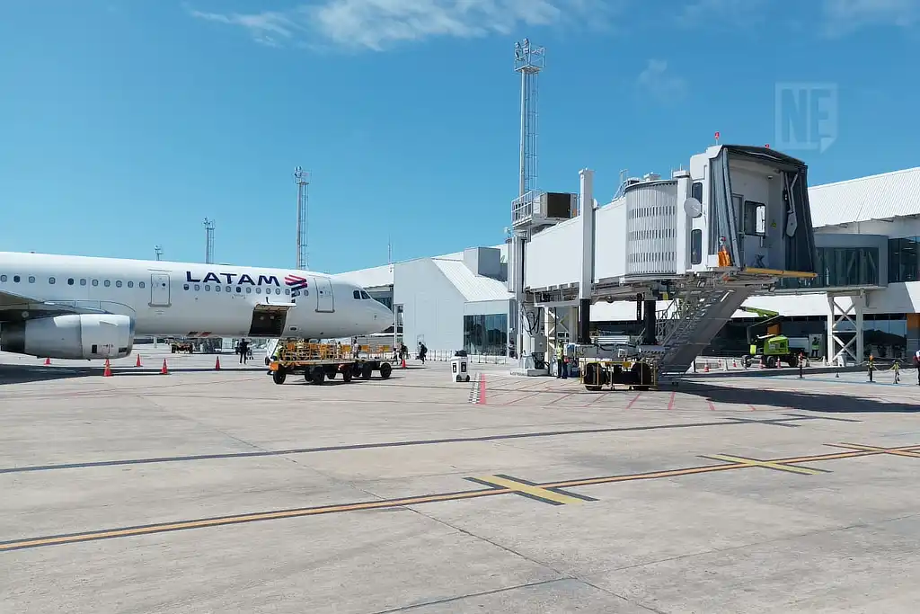 Avião da Latam em ponte móvel para embarque e desembarque no Aeroporto de Aracaju