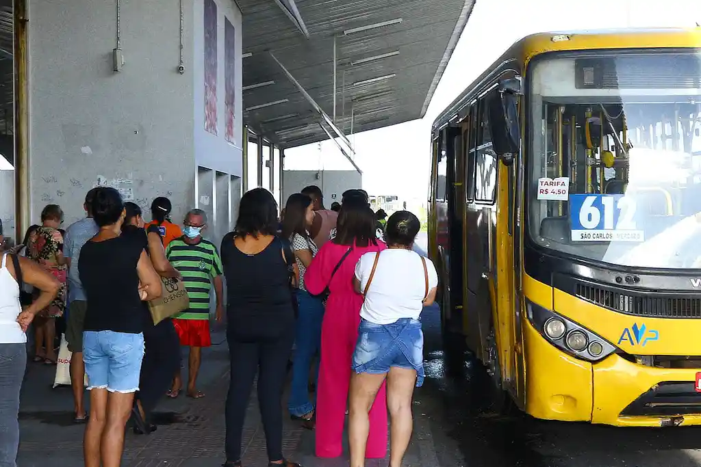 Passageiros no Terminal do Mercado central de Aracaju