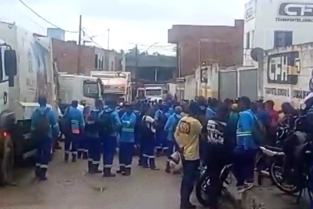 Trabalhadores da Renova paralisados na frente da empresa, em Aracaju